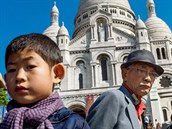 Japonští turisté před bazilikou Sacré-Couer