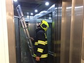 Zásah hasičů ve výtahu na Andělu. Lidé se z něj museli dostat po žebříku.