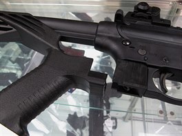 Bump-stock �ili n�hradn� pa�ba, kter� zm�n� poloautomatickou pu�ku na...