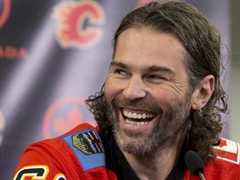 Rozesmt Jaromr Jgr pi podpisu smlouvy s Calgary.