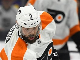 Obrnce Philadelphie Radko Gudas (vpravo) a tonk Jeff Carter z Los Angeles.