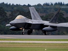 Americk stroje F-22 Raptor na zkladn Lakenheath v Britnii