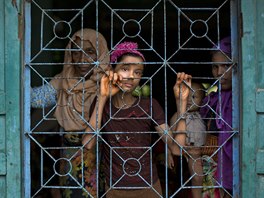 SCHOVANÍ V BEZPEÍ. Muslimové z Barmy vyhlíejí z okna takzvané madrasy,...