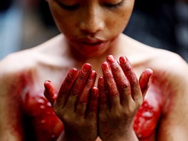 MODLITBA. Muslimský chlapec se modlí poté, co se fyzicky potrestal v meit...