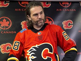 Český útočník Jaromír Jágr poprvé navléká dres Calgary Flames.
