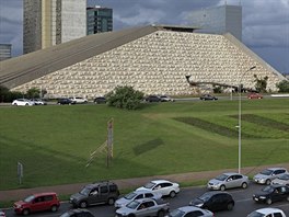 Národní divadlo (1981) má jižní a severní fasádu pokrytou monumentální...