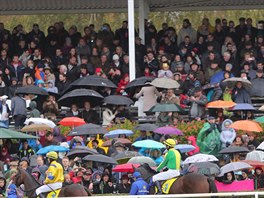 A PRÍ A PRÍ... 127. Velkou pardubickou doprovázelo detivé a sychravé poasí.