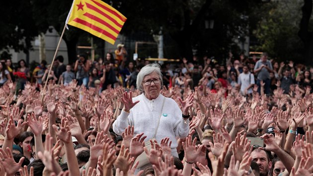 Barcelona: Demonstrace proti zsahu panlsk policie bhem referenda o katalnsk nezvislosti (2. jna 2017)