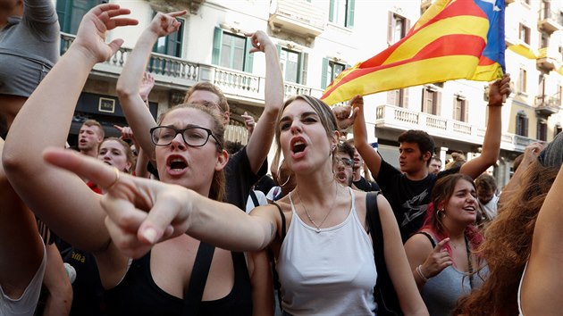 Barcelona: Demonstrace proti zsahu panlsk policie bhem referenda o katalnsk nezvislosti (2. jna 2017)