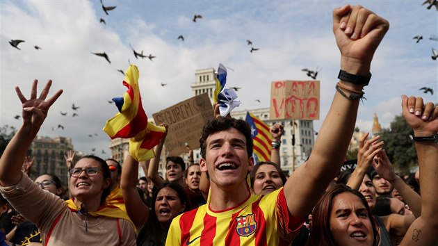 Barcelona: Demonstrace proti zsahu panlsk policie bhem referenda o katalnsk nezvislosti (2. jna 2017)