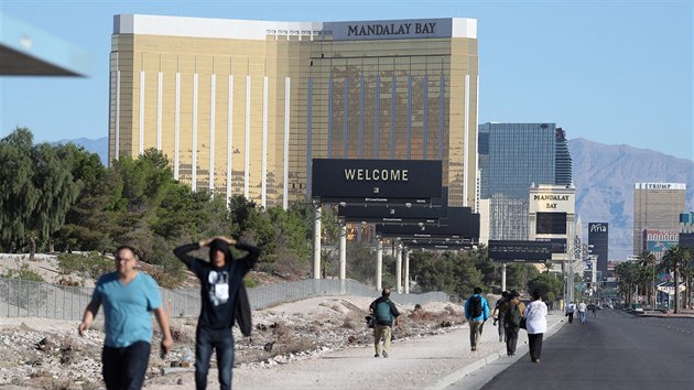 Hotel Mandalay Bay, z nho Stephen Paddock stlel na nvtvnky country festivalu (2. jna 2017)