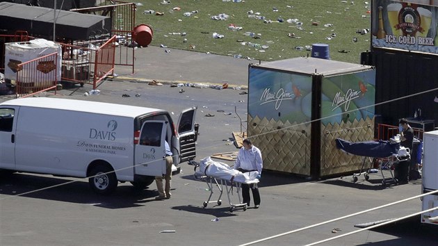 Šílený střelec na festivalu country hudby v Las Vegas povraždil desítky lidí (2. října 2017).