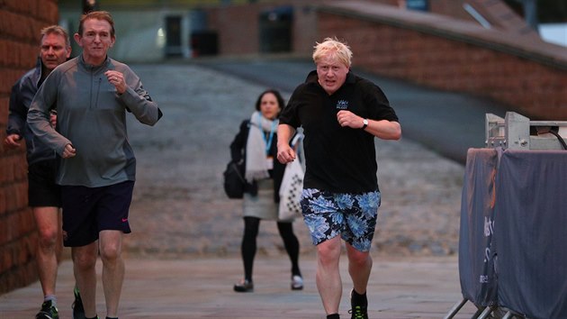 Britský ministr zahraničí Boris Johnson si na konferenci Konzervativní strany v Manchesteru šel po ránu zaběhat (1. října 2017)