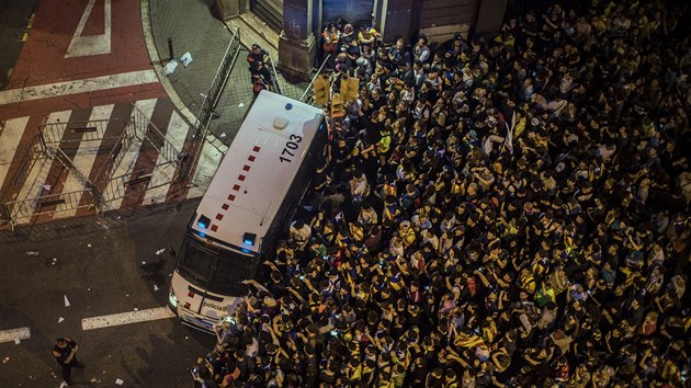 Barcelona. Protesty proti policejnmu zsahu bhem katalnskho referenda o nezvislosti (3. jna 2017)