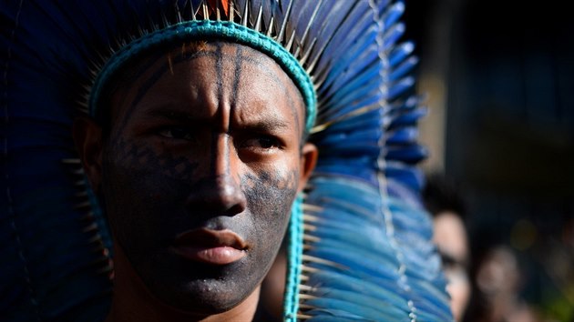 Protest indiánů z kmene Munduruku v Brasilii proti rozhodnutí vlády postavit přehrady na řece Amazonce (29. listopadu 2016)
