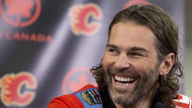 Rozesmt Jaromr Jgr pi podpisu smlouvy s Calgary.