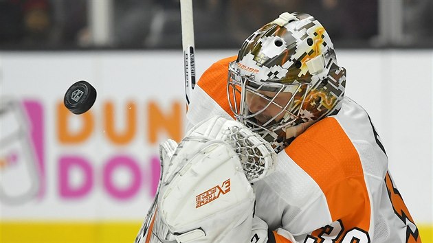 Michal Neuvirth v brance Philadelphie.