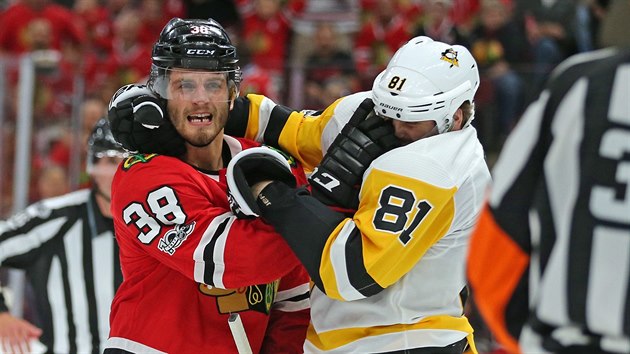 Ryan Hartman (vlevo) z Chicaga a Phil Kessel z Pittsburghu se kokuj.