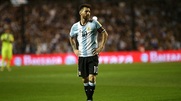 Argentinsk kapitn Lionel Messi po utkn s Peru.