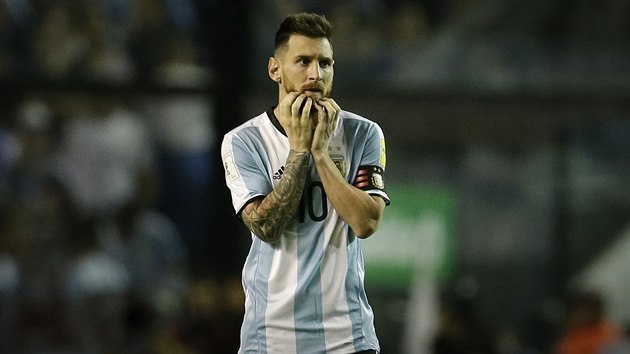 Argentinsk kapitn Lionel Messi po utkn s Peru.