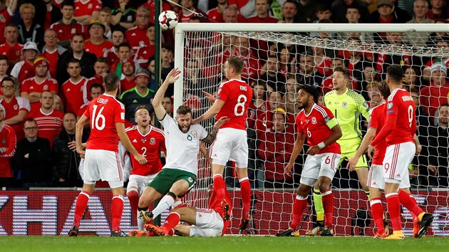 SM PROTI PESILE. Mezi hri Walesu bojuje Daryl Murphy z Irska.