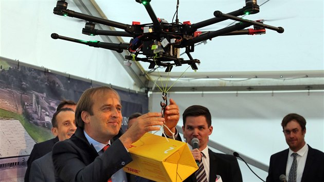 Oscar de Bok, generln editel DHL Supply Chain, zavuje zsilku DHL s kosmetikou Este Lauder pod dron.