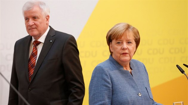Šéfka CDU a kancléřka Angela Merkelová a šéf CSU Horst Seehofer na tiskové konferenci v Berlíně (9.10.2017)