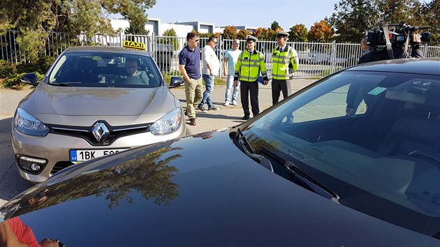 Brnnt taxiki vyjeli na podporu praskch koleg na protest proti Uberu (2. jna 2017).