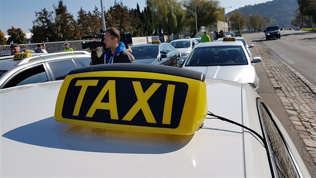 Brněnští taxikáři vyjeli na podporu pražských kolegů na protest proti Uberu. (2. října 2017)