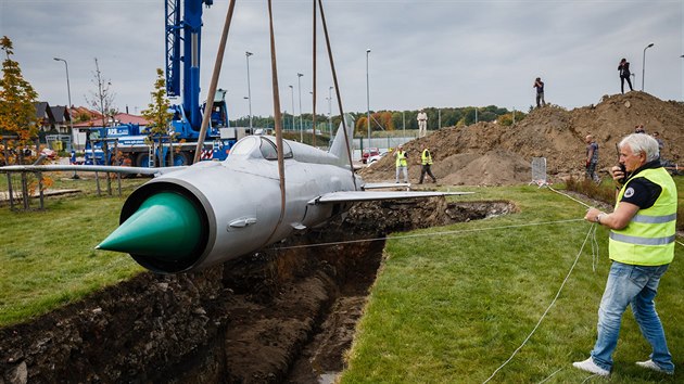 Britský umělec Roger Hiorns nechal zakopat letadlo Mig-21 před laserovým centrem ELI Beamlines (1. října 2017).