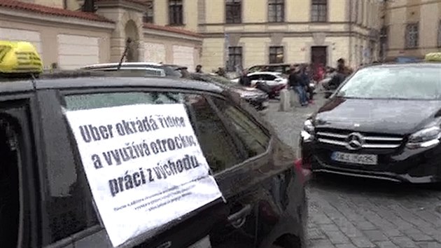 Prat taxiki blokovali okol letit a s troubenm projdli okolo magistrtu, vad jim Uber.