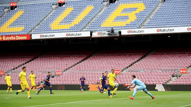 Fotbalist Barcelony (v tmavm) a Las Palmas ped przdnmi tribunami v katalnsk metropoli.