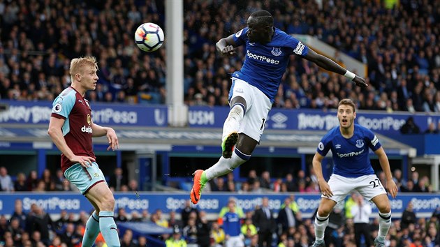 Oumar Niasse z Burnley hlavikuje na brnu v utkn s Evertonem.