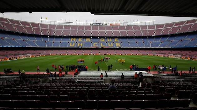 Pohled na przdn stadion Camp Nou ped utknm domc Barcelony s Las Palmas.