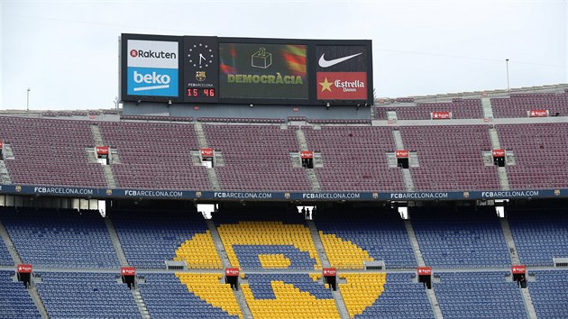 Przdn tribuny barcelonskho stadionu Camp Nou v utkn s Lam Palmas.