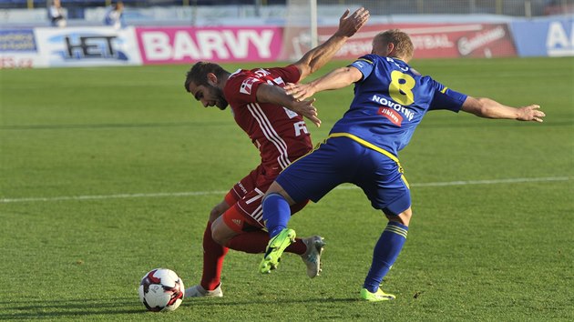 Martin Sladk z Olomouce (vlevo) klikuje kolem jihlavskho Filipa Novotnho.