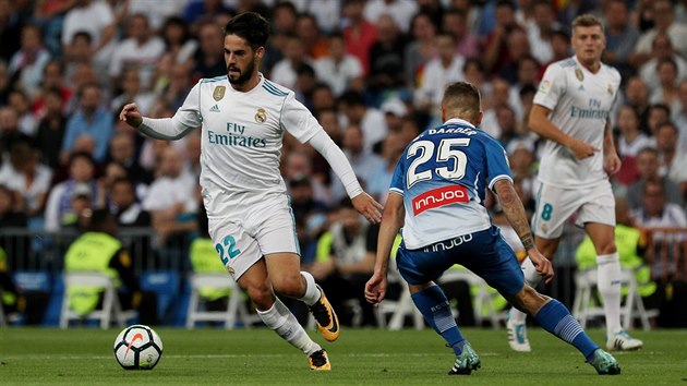 Isco z Realu Madrid (vlevo) obchz Sergiho Dardera z Espanyolu.