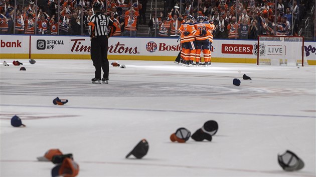 Hokejist Edmontonu gratuluj Connoru McDavidovi k dosaen hattricku.