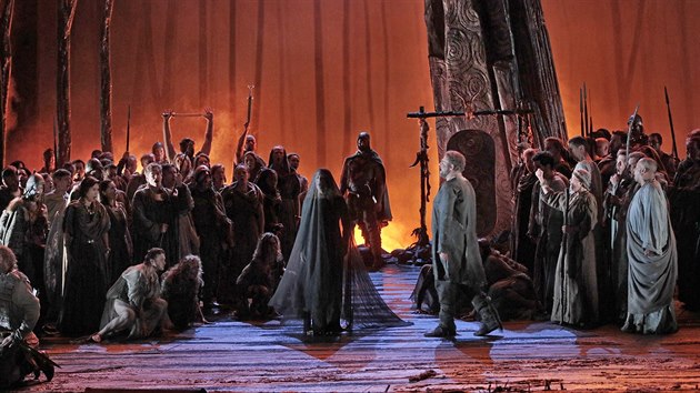 Scna z inscenace Belliniho Normy, kterou do kin odvyslala Metropolitn opera