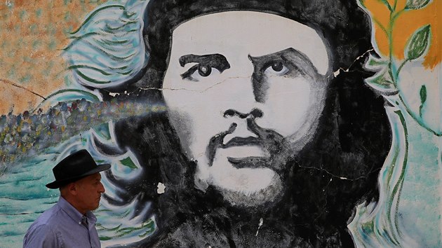 Che Guevara shl na obyvatele provincie Vallegrande v Bolvii (9. jna 2017)