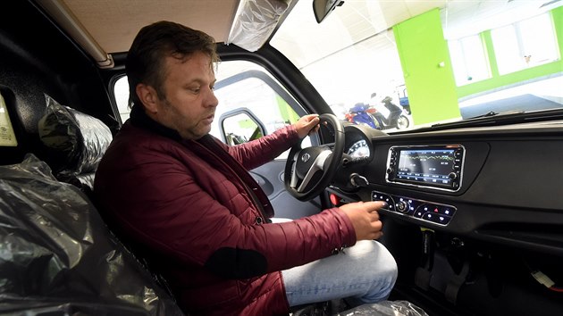 Pavel Brída ukazuje dodávku na elektrický pohon VXT, kterou jeho společnost Velor-X-Trike vyrábí ve spolupráci s čínskými firmami.