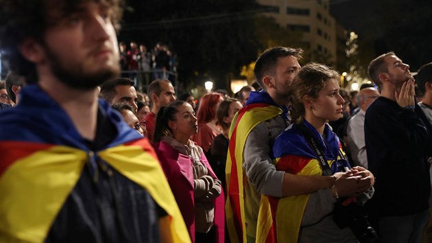 Lidé se večer sešli na podporu nezávislosti Katalánska na Madridu (1. září 2017).