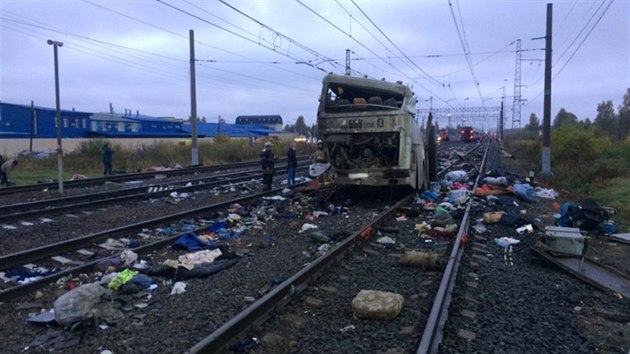 Srku vlaku s autobusem vchodn od Moskvy nepeilo 16 lid (6. jna 2017).