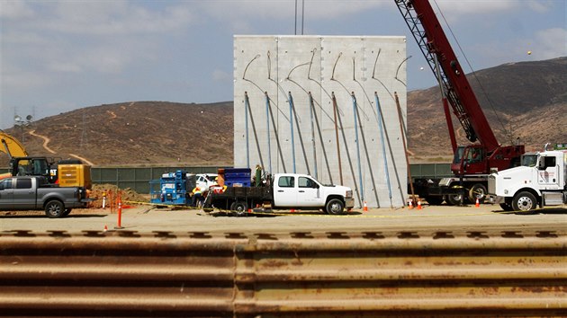 Trump si může vybrat z osmi prototypů zdi, která oddělí USA od Mexika (4. října 2017).