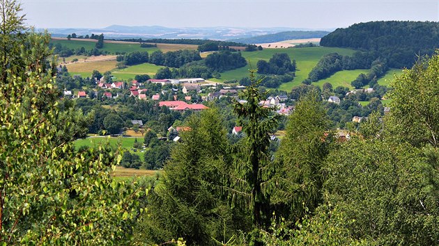 Zatek ploiny Lampertsteinu otevel pohled na chalupy osad kolem obce Bielatalu.