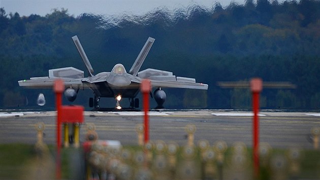 Americké stroje F-22 Raptor na základně Lakenheath v Británii