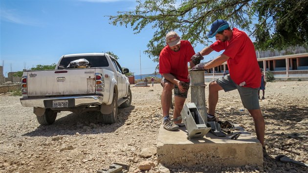 Pracovnci projektu Praga-Haiti pi oprav studny.