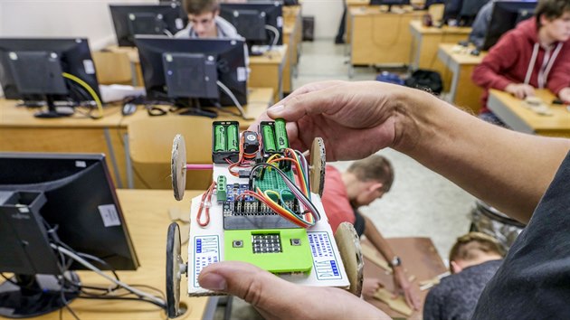 Střední škola Delta učí žáky stavět a programovat auta na dálkové ovládání.
