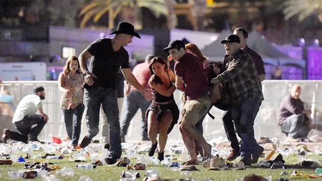 Stephen Paddock zabil v noci na pond�l� na koncert� v Las Vegas nejm�n� pades�t lid� a dal��ch v�ce ne� dv� st� zranil. Do davu div�k� na otev�en�m prostranstv� p�lil z 32. podla�� p�ilehl�ho hotelu. (2. ��jna 2017)