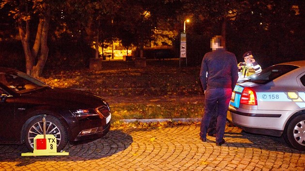 Non magistrtn kontrola taxik a idi sluby Uber v ulicch Prahy. (5. jna 2017)